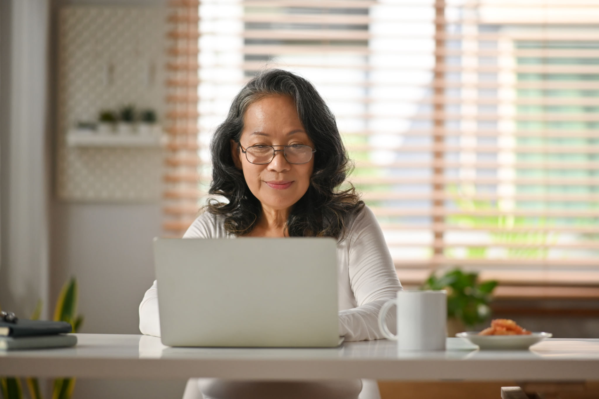 Scarica guida gratuita gonfiore addominale donne 40+
