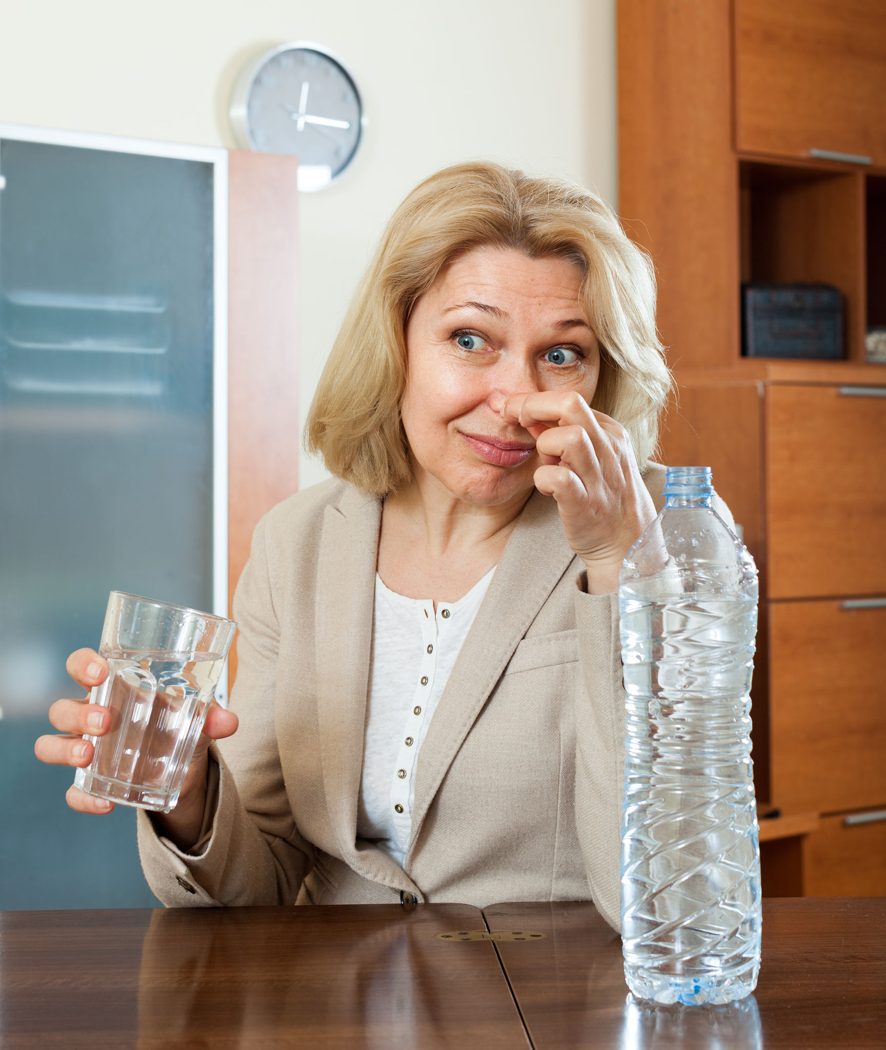 Bere poca acqua errore gonfiore addominale donne over 40