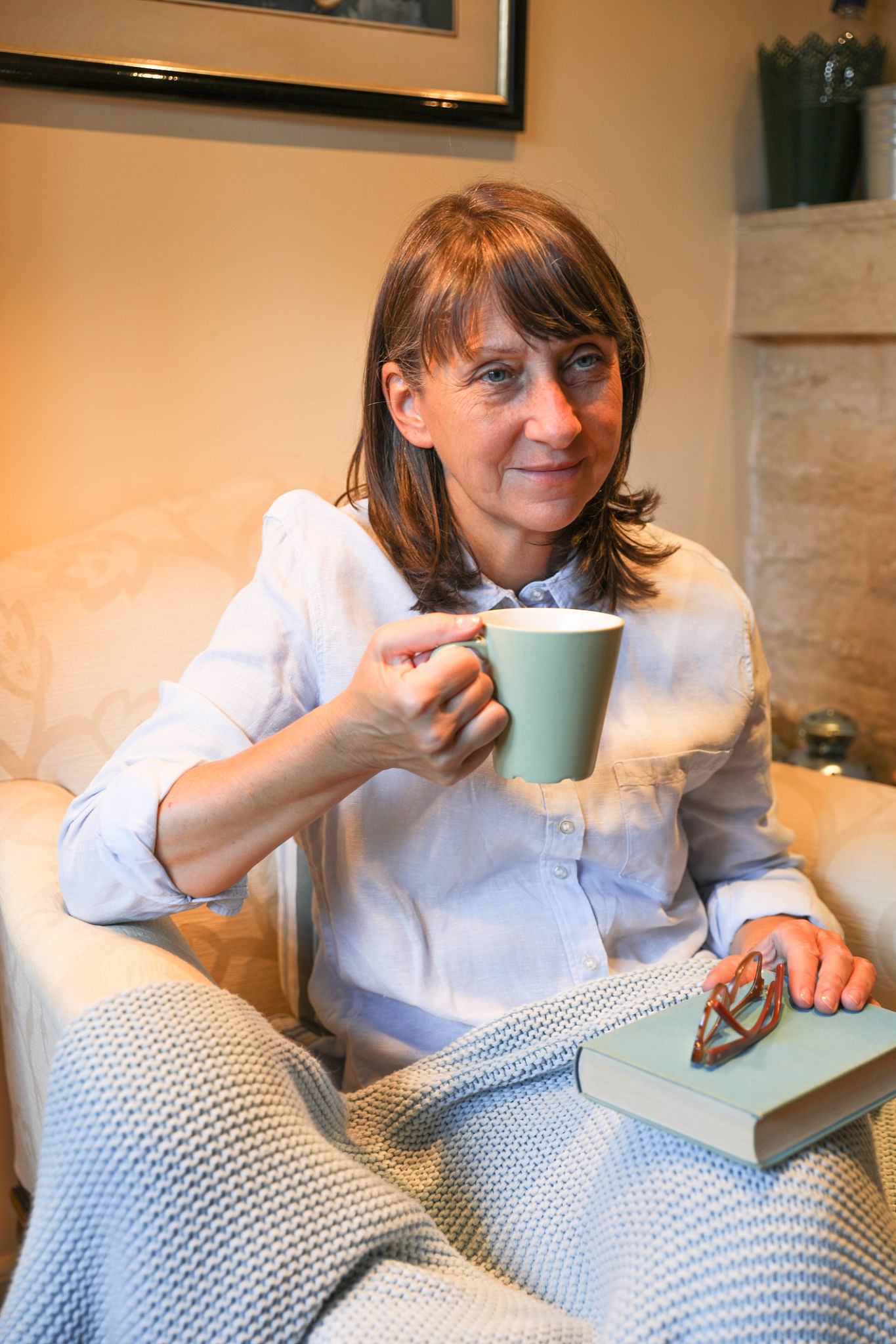 Donna over 40 in menopausa beve tisana serale per ridurre stress e gonfiore addominale