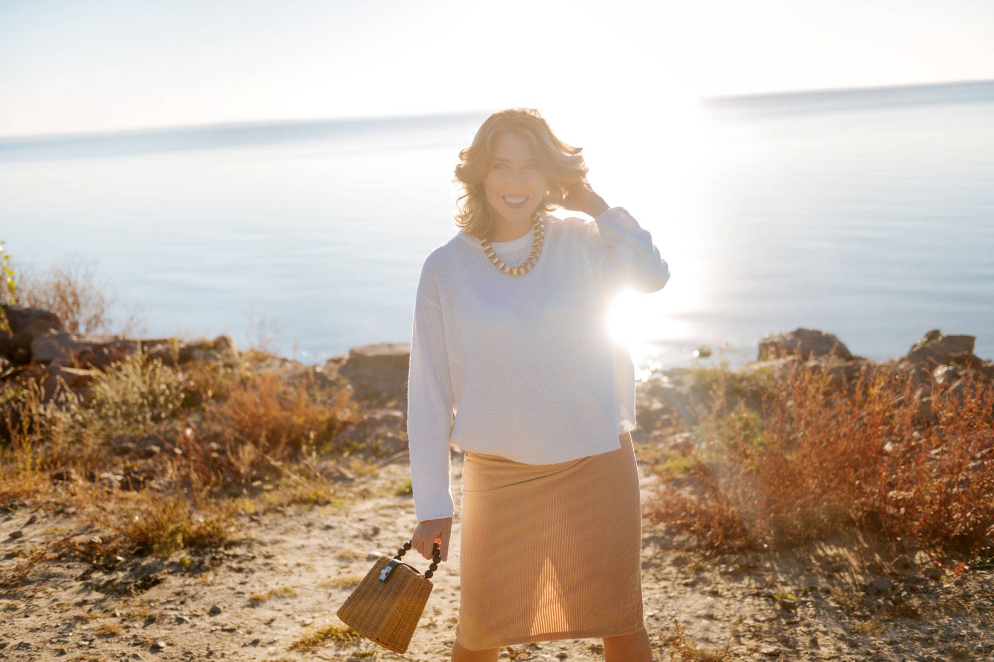 donna rilassata cammina natura gonfiore addominale donne over 40