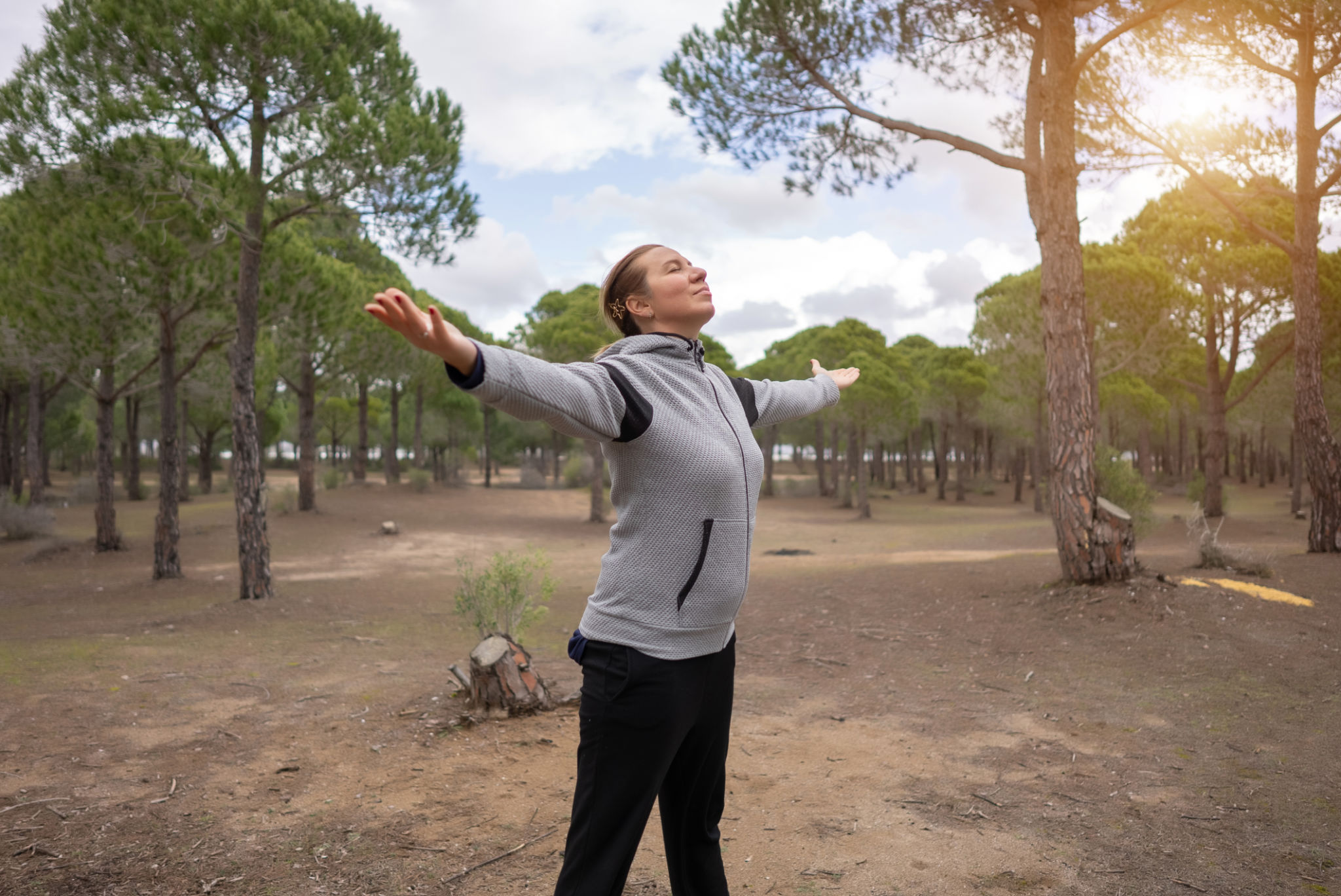 donna over 40 che respira profondamente nella natura per riequilibrare il microbiota e ridurre il gonfiore addominale