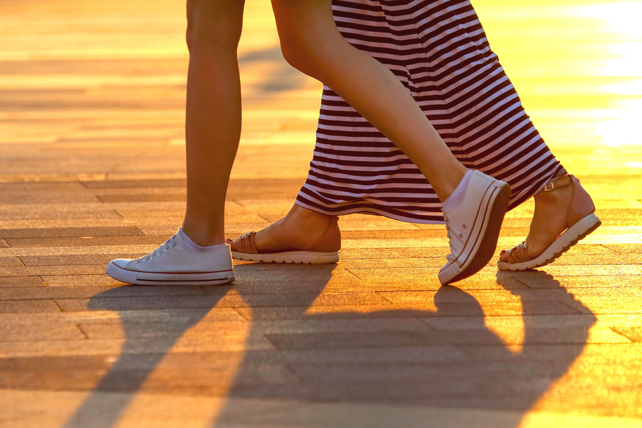 donna over 40 cammina nella natura dopo i pasti per ridurre gonfiore