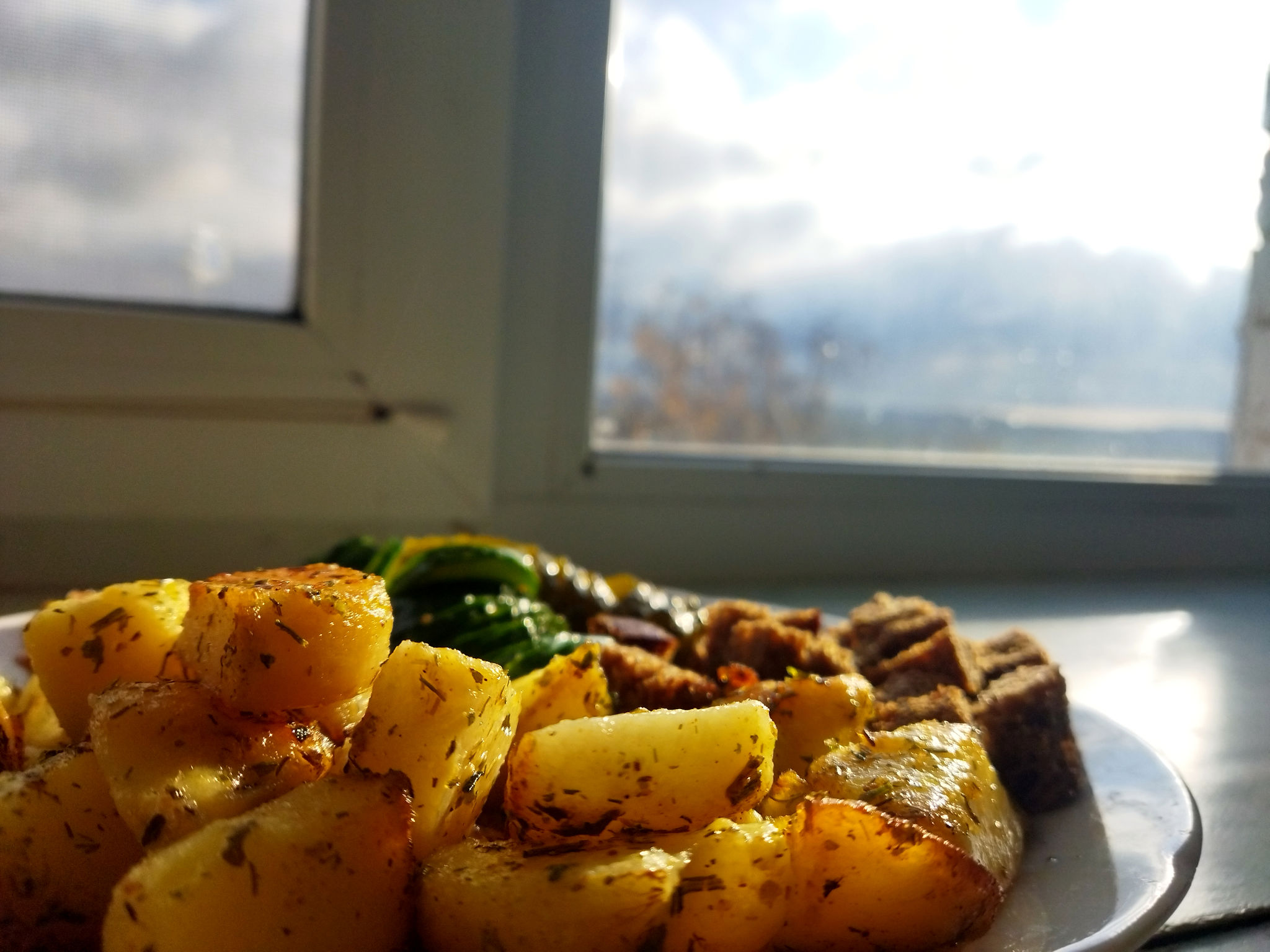 piatto semplice con verdure cotte e proteine leggere per cena anti gonfiore