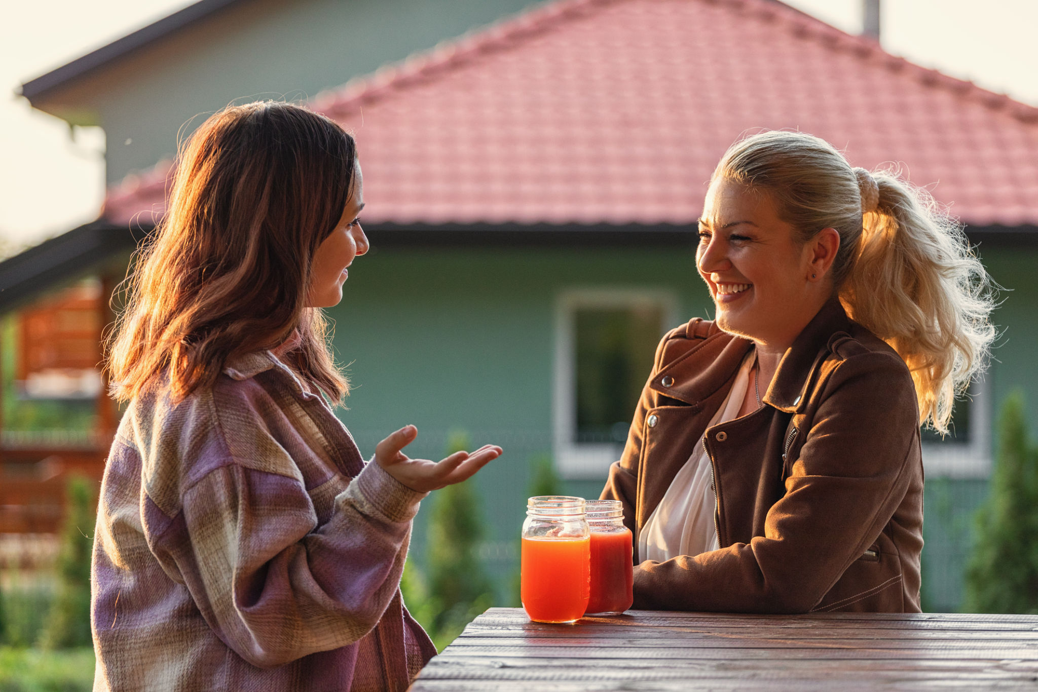 donna over 40 che prepara una cena leggera anti gonfiore