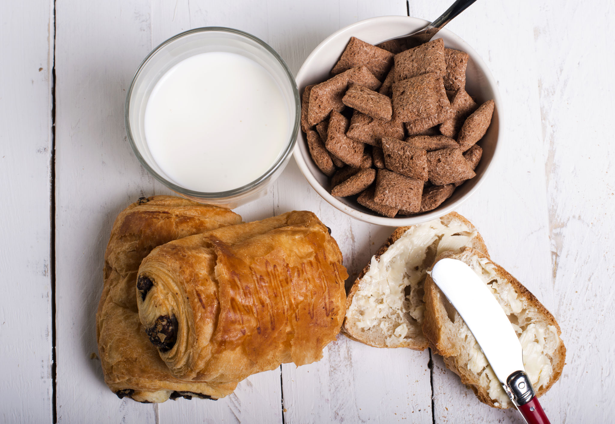 cibi che gonfiano al mattino come yogurt zuccherati e cereali