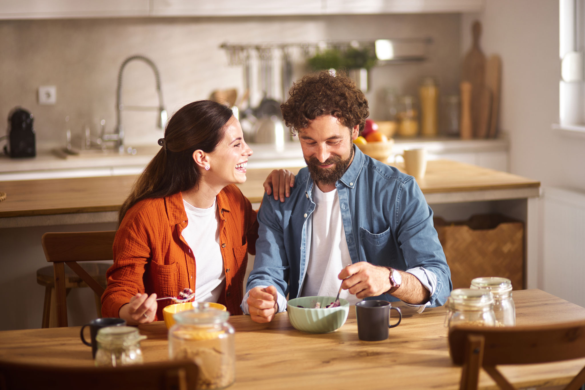 coppia over 40 che fa colazione al mattino seguendo la crononutrizione per ridurre la pancia gonfia