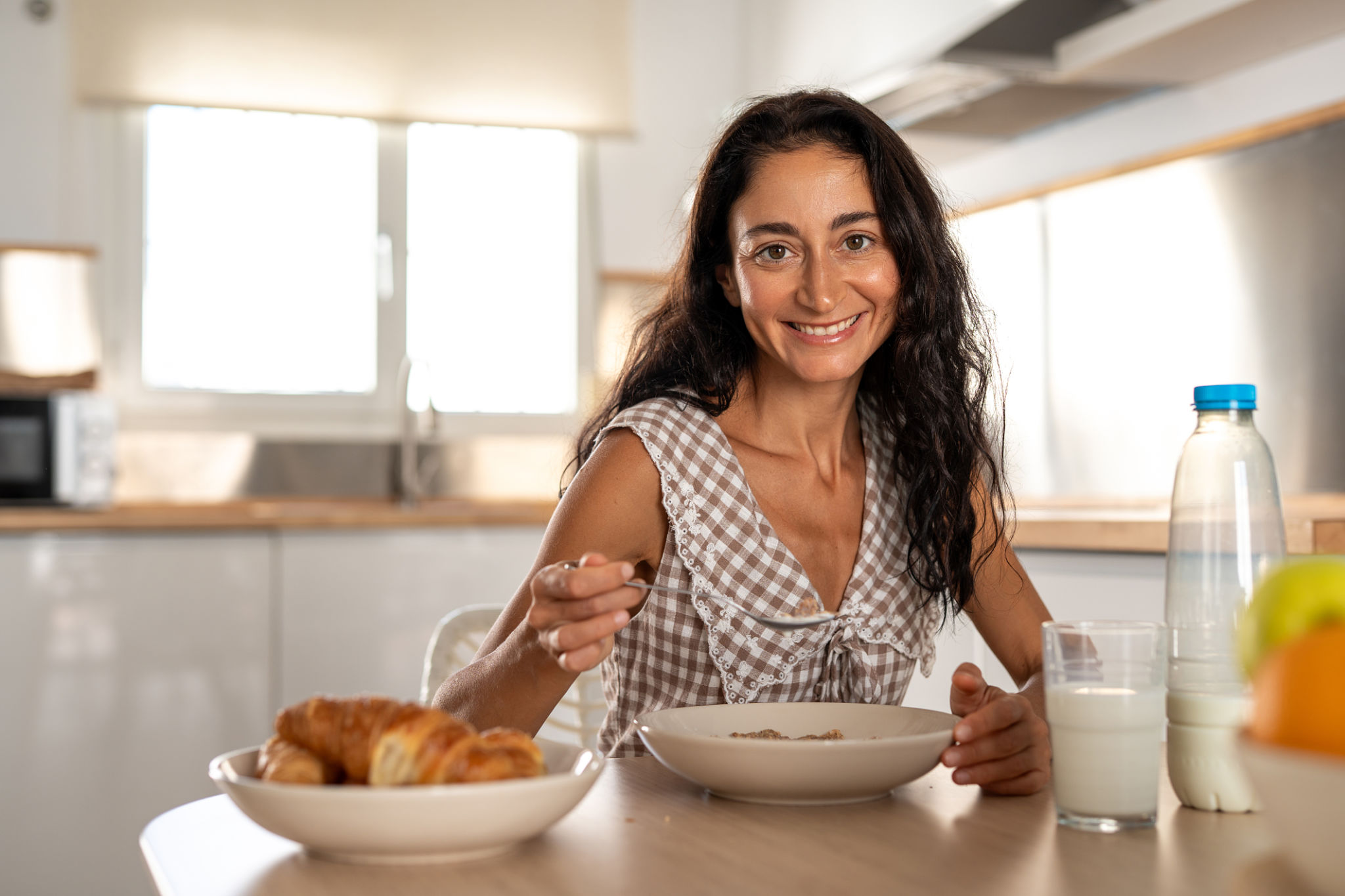donna over 40 che fa colazione seguendo la crononutrizione per ridurre la pancia gonfia