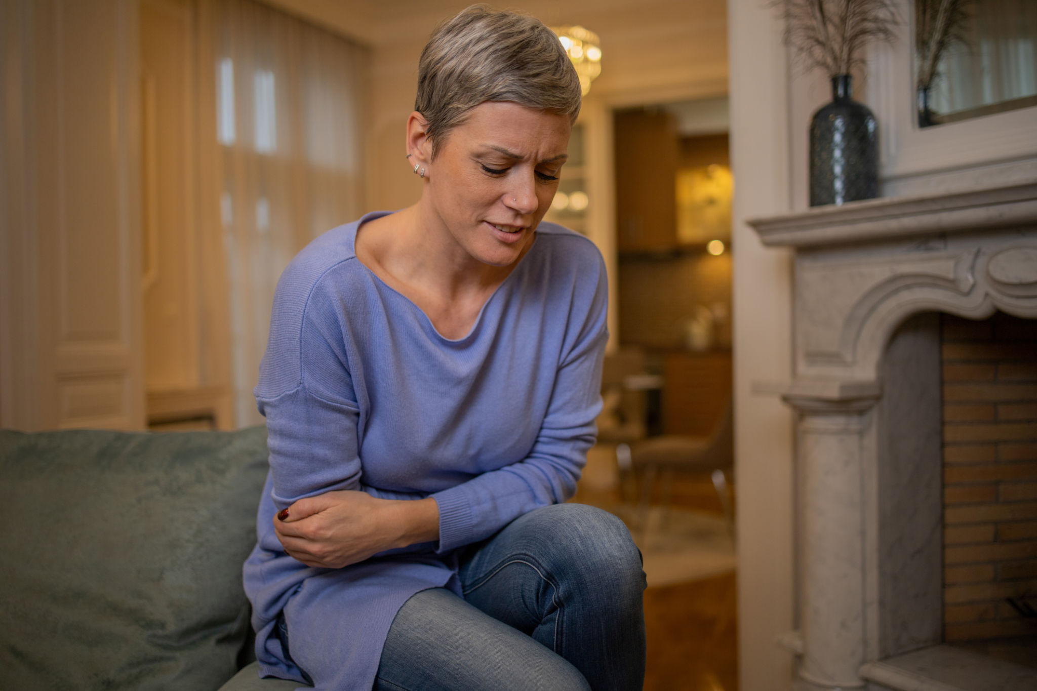 donna over 40 con digestione lenta serale sul divano