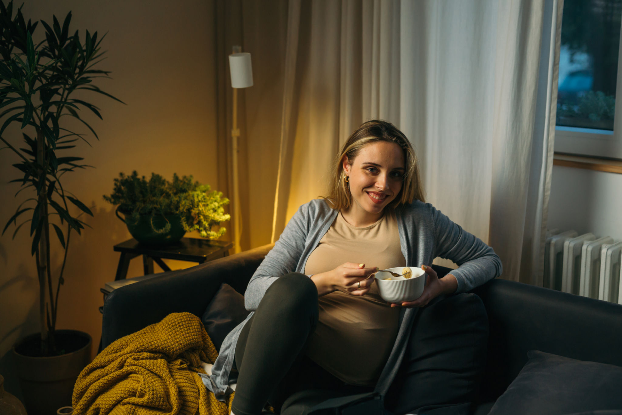 donna 40 anni che percepisce digestione lenta serale dopo cena