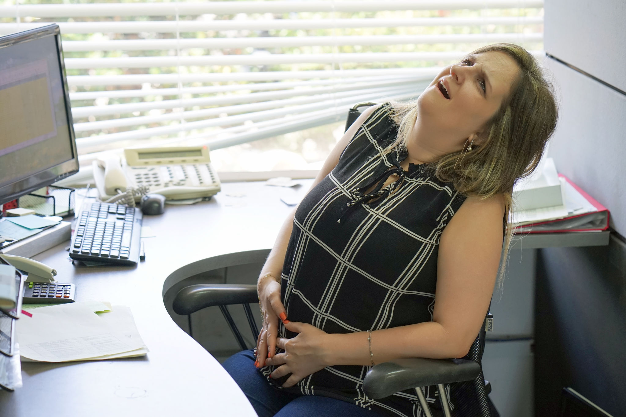 pancia gonfia in ufficio routine anti gonfiore da scrivania