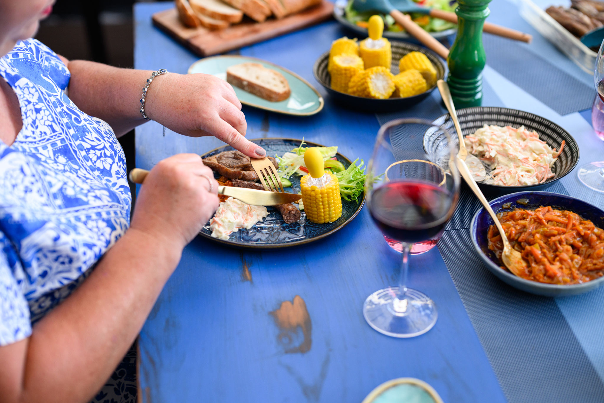 donna 40 anni che prepara un pranzo anti gonfiore