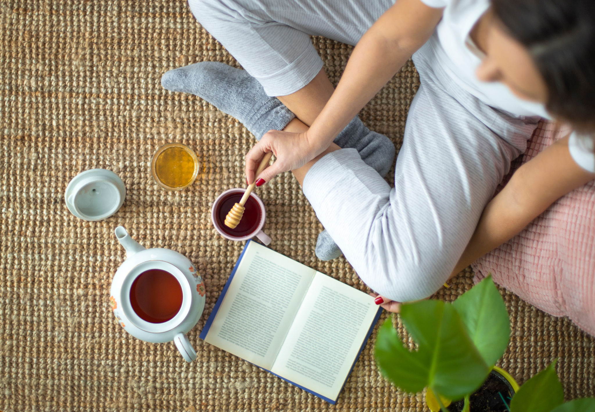 donna over 40 che beve una tisana serale per migliorare la digestione lenta