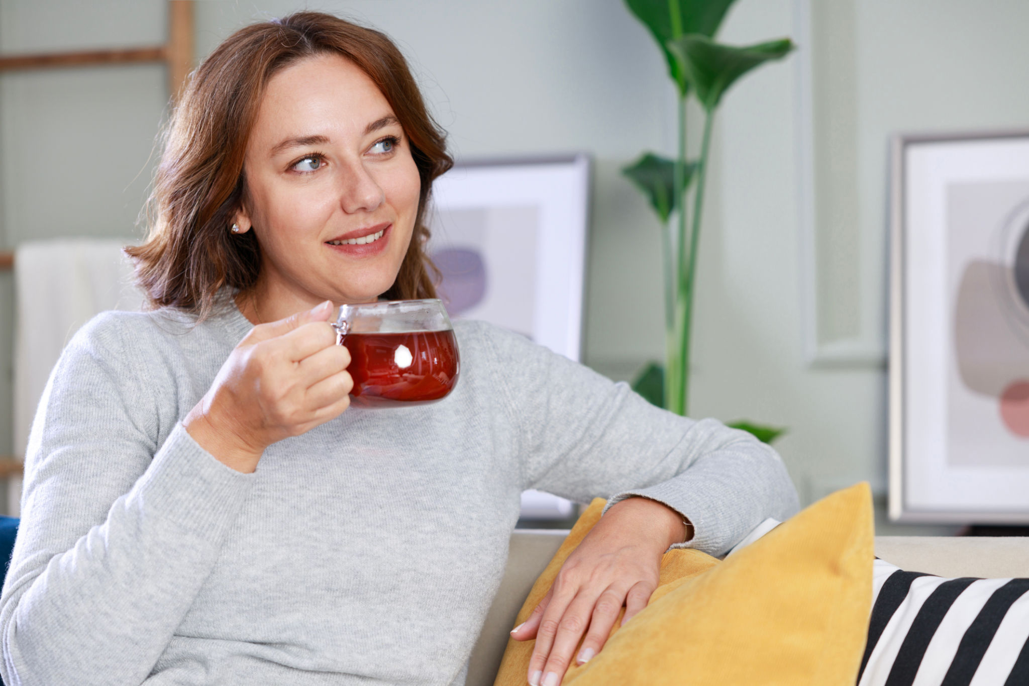 donna over 40 che beve una tisana serale per ridurre il gonfiore immediato dopo i pasti
