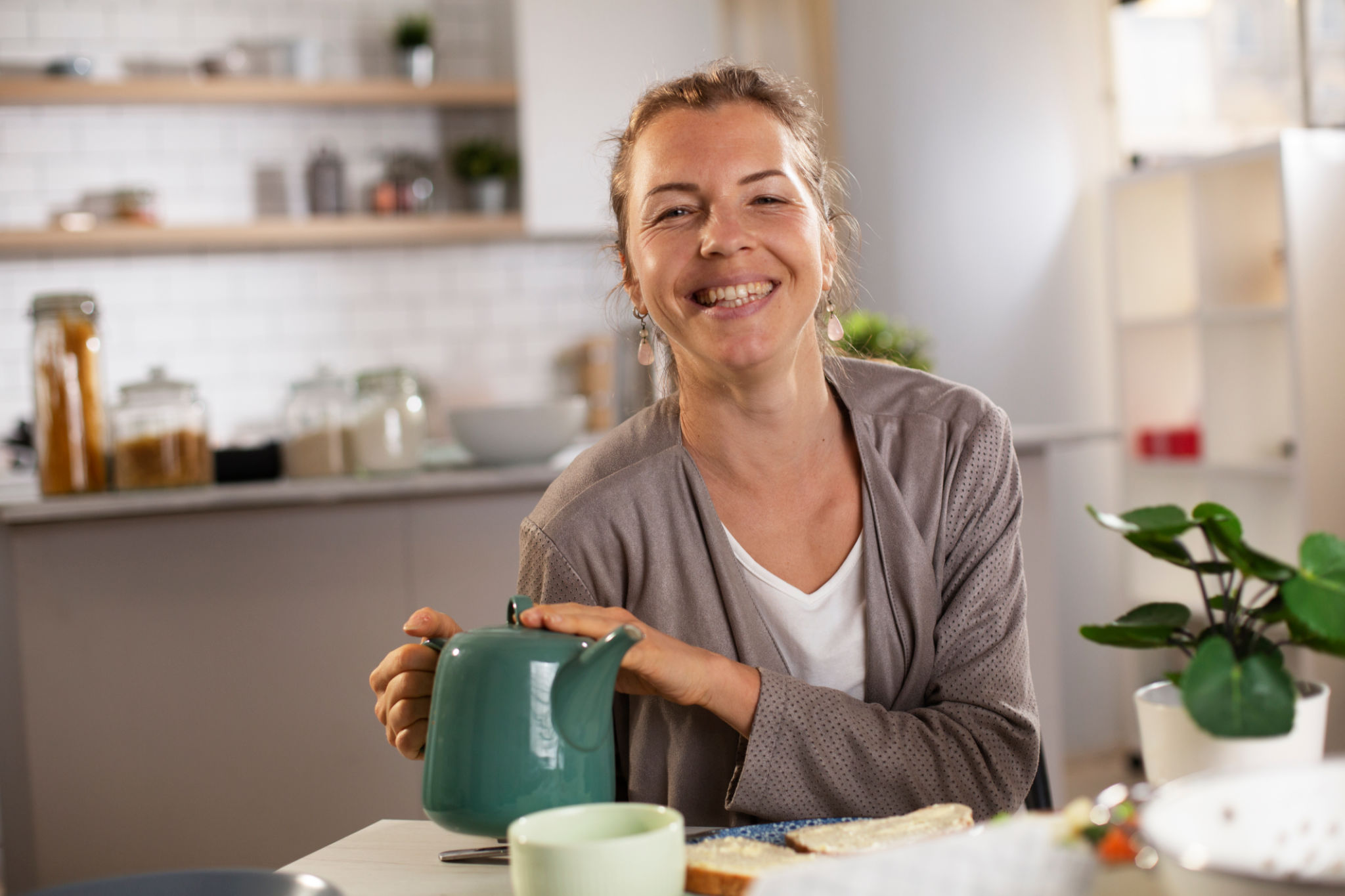 donna over 40 che beve caffè al mattino e avverte gonfiore addominale