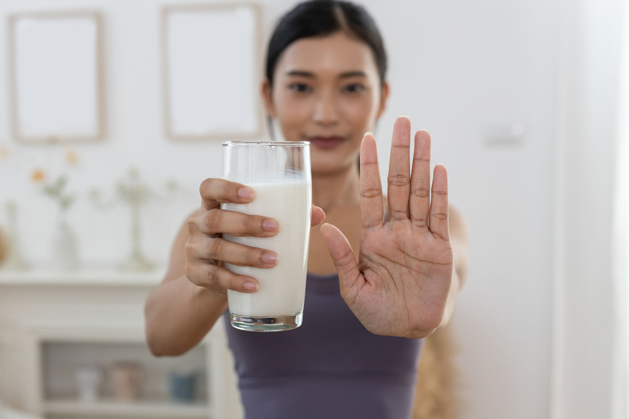 donna a colazione in cucina con yogurt e frutta, colazione che non gonfia la pancia