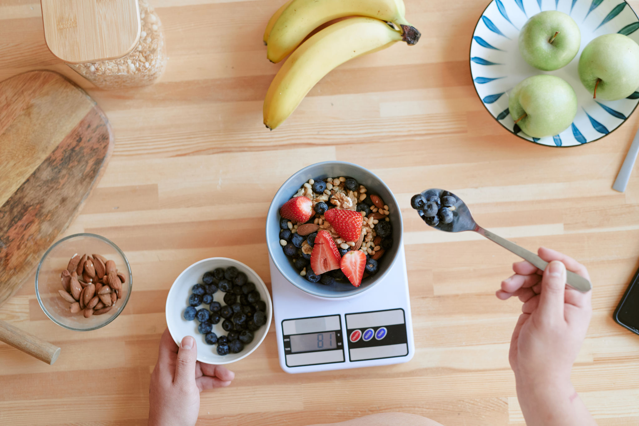 colazione a basso indice glicemico con avena frutti rossi e semi per evitare il picco glicemico mattutino
