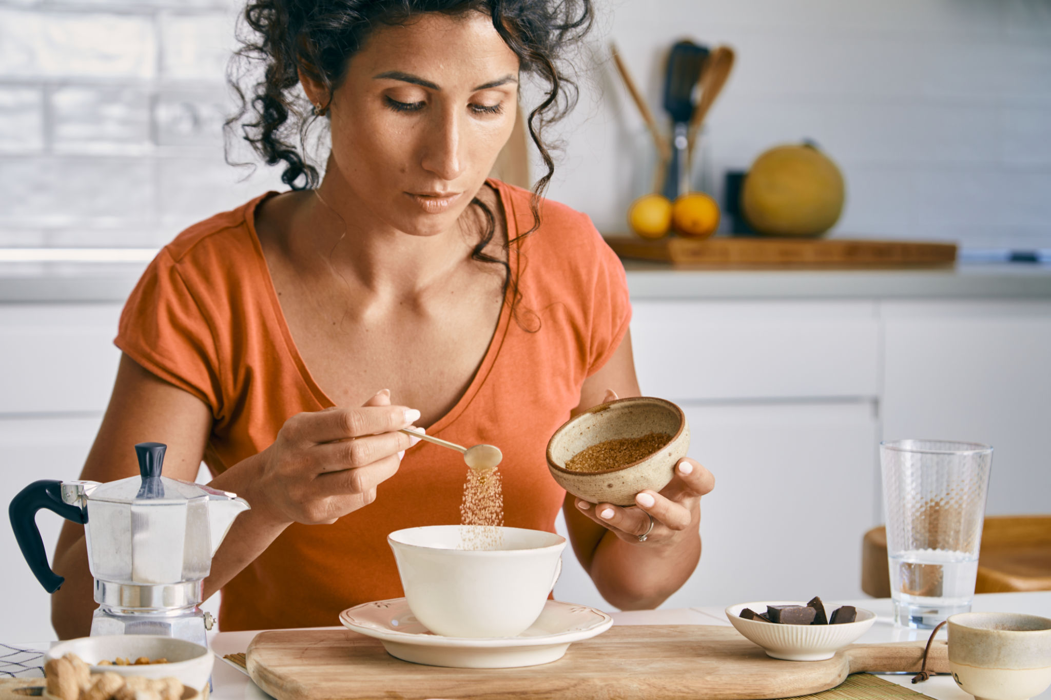 donna over 40 che mangia yogurt greco a colazione proteica anti gonfiore