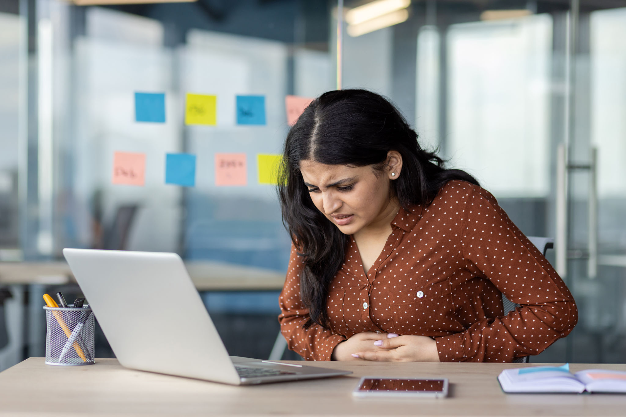 pancia gonfia da cortisolo durante giornate stressanti