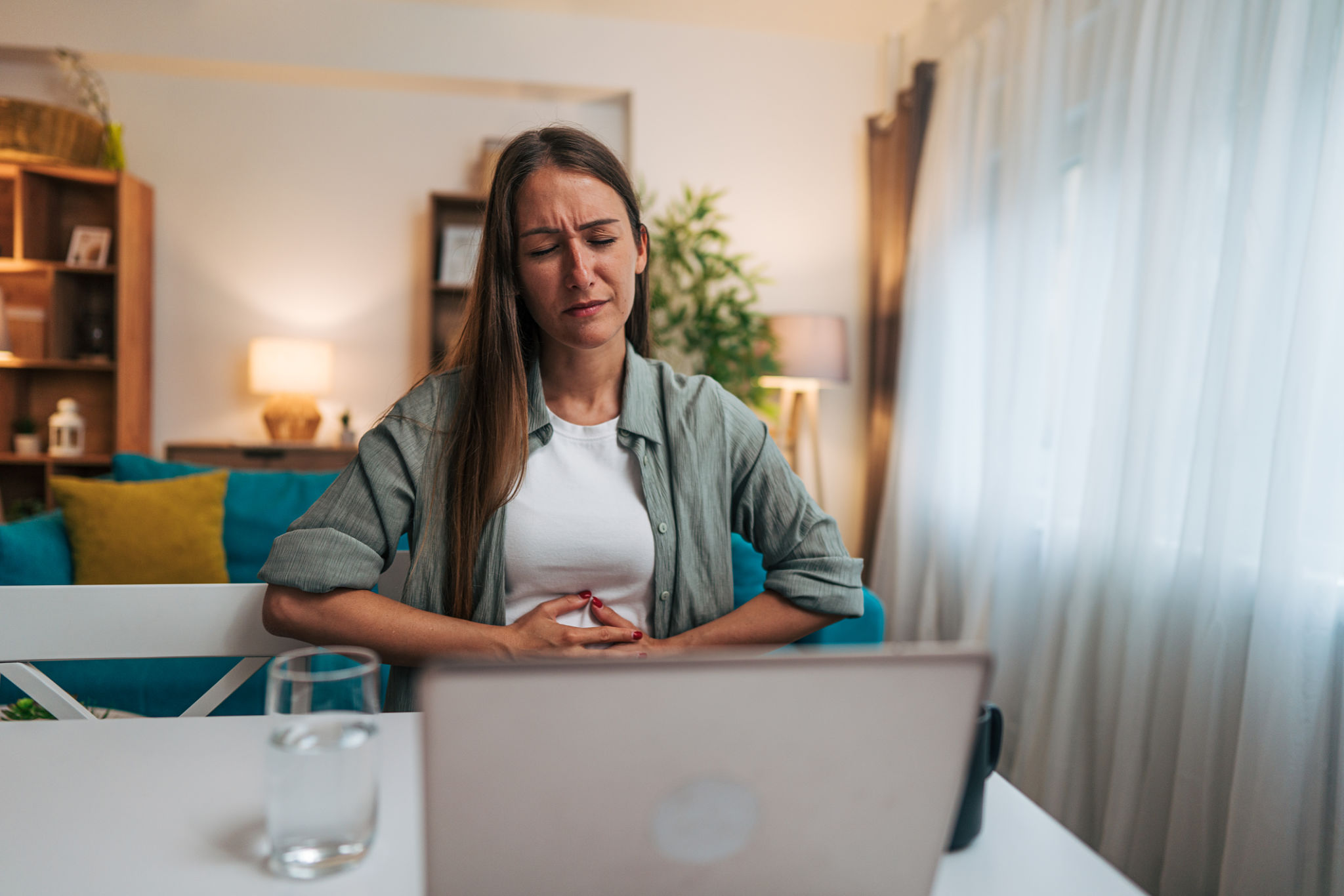 donna con pancia gonfia da stress e tensione addominale quotidiana