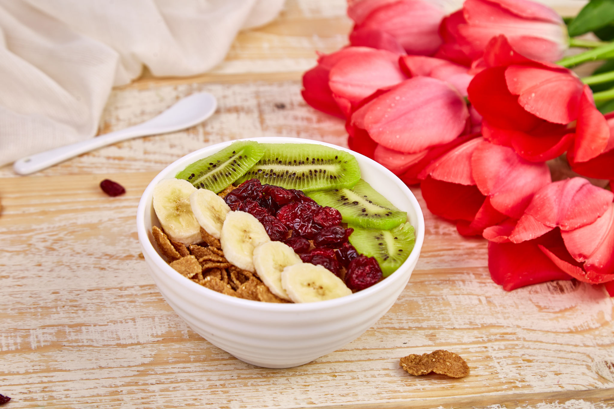 colazione con frutta fresca come kiwi e frutti di bosco che non causano gonfiore