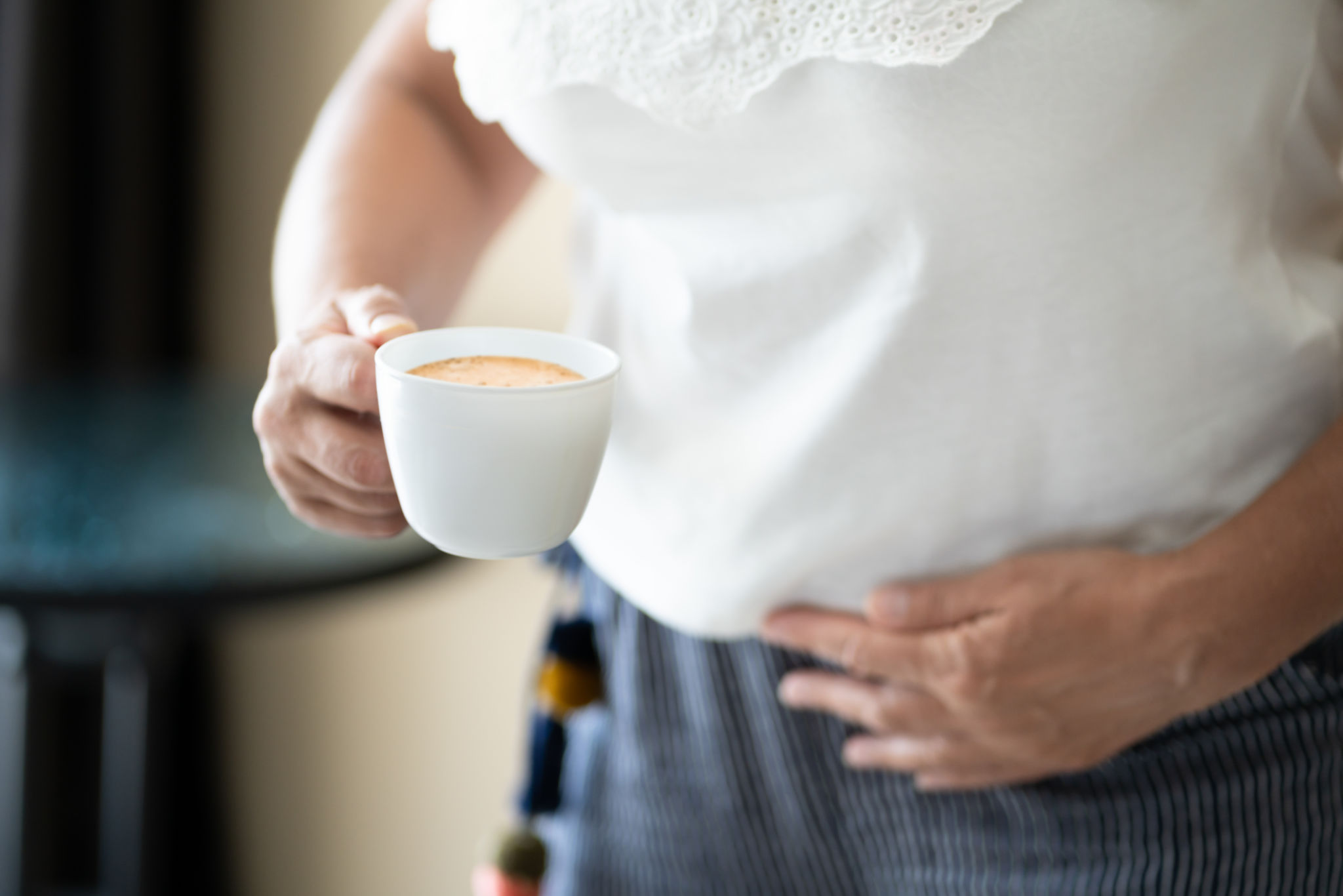 il cappuccino gonfia la pancia al mattino: donna con mano sulla pancia dopo la colazione
