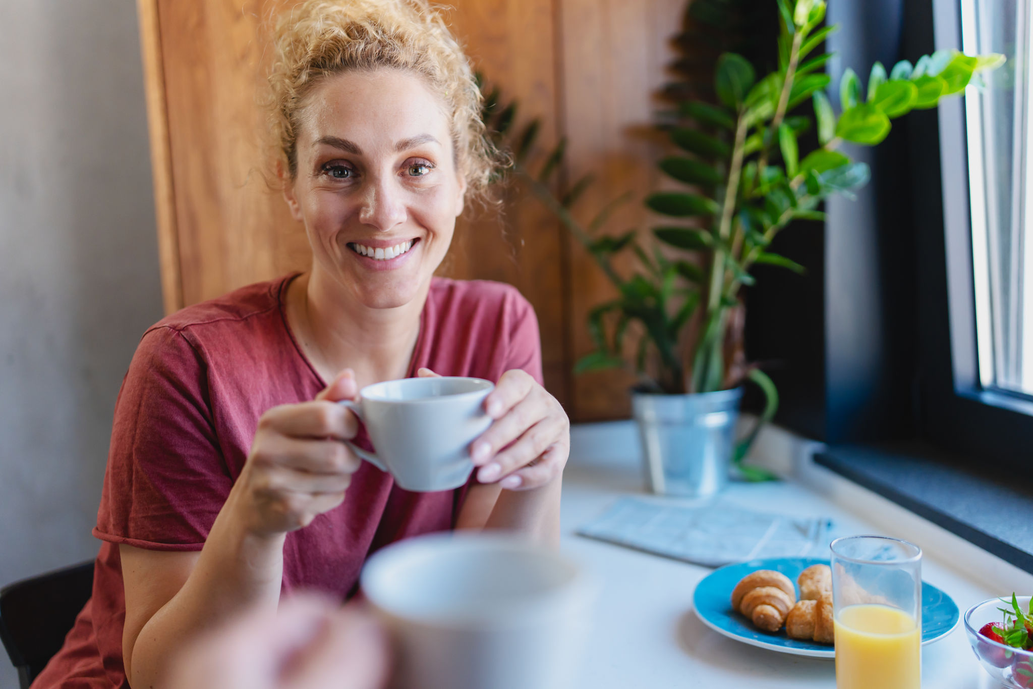 pancia gonfia cosa mangiare a colazione: donna con colazione e addome teso