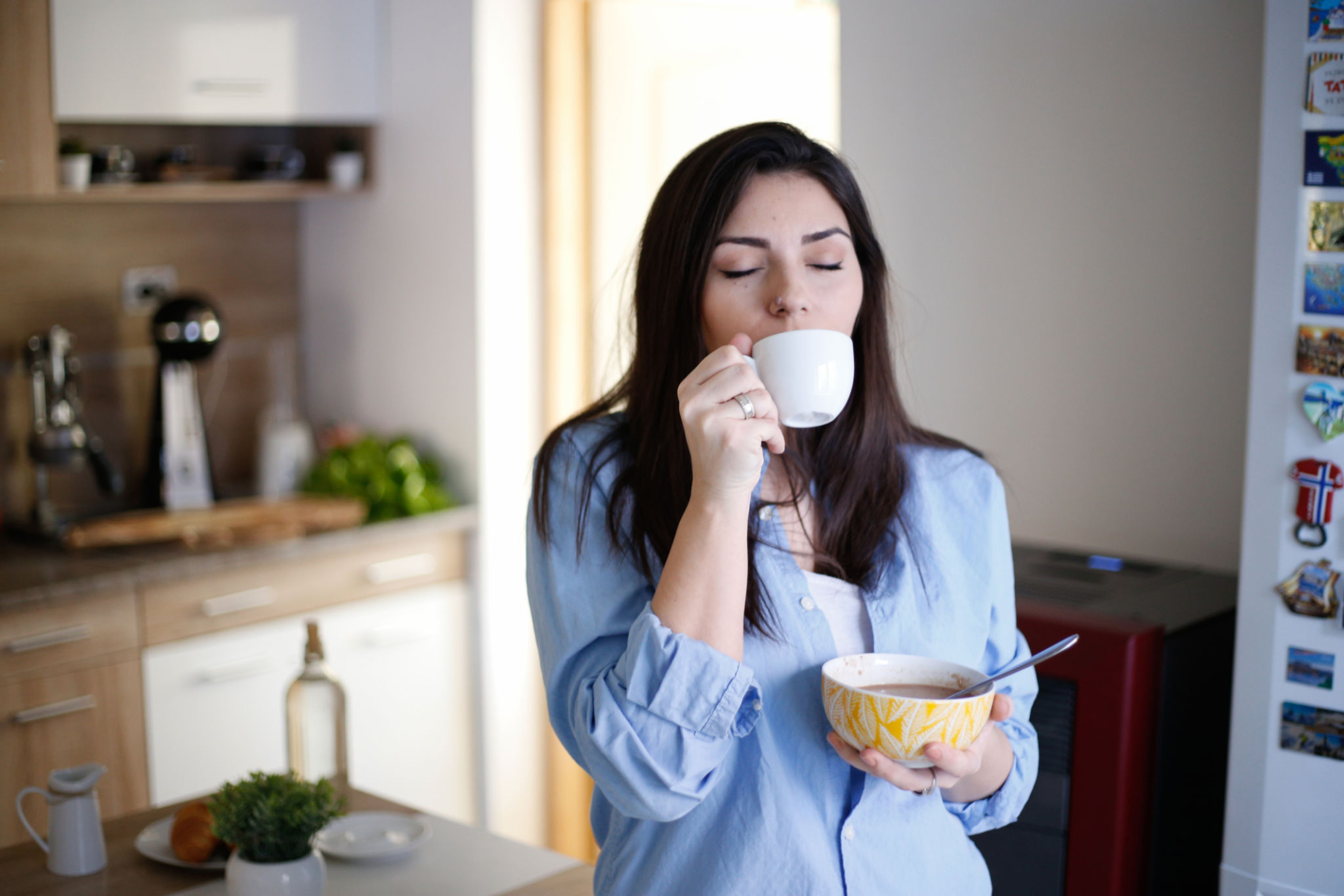 caffè a digiuno gonfiore con donna che beve al mattino senza colazione