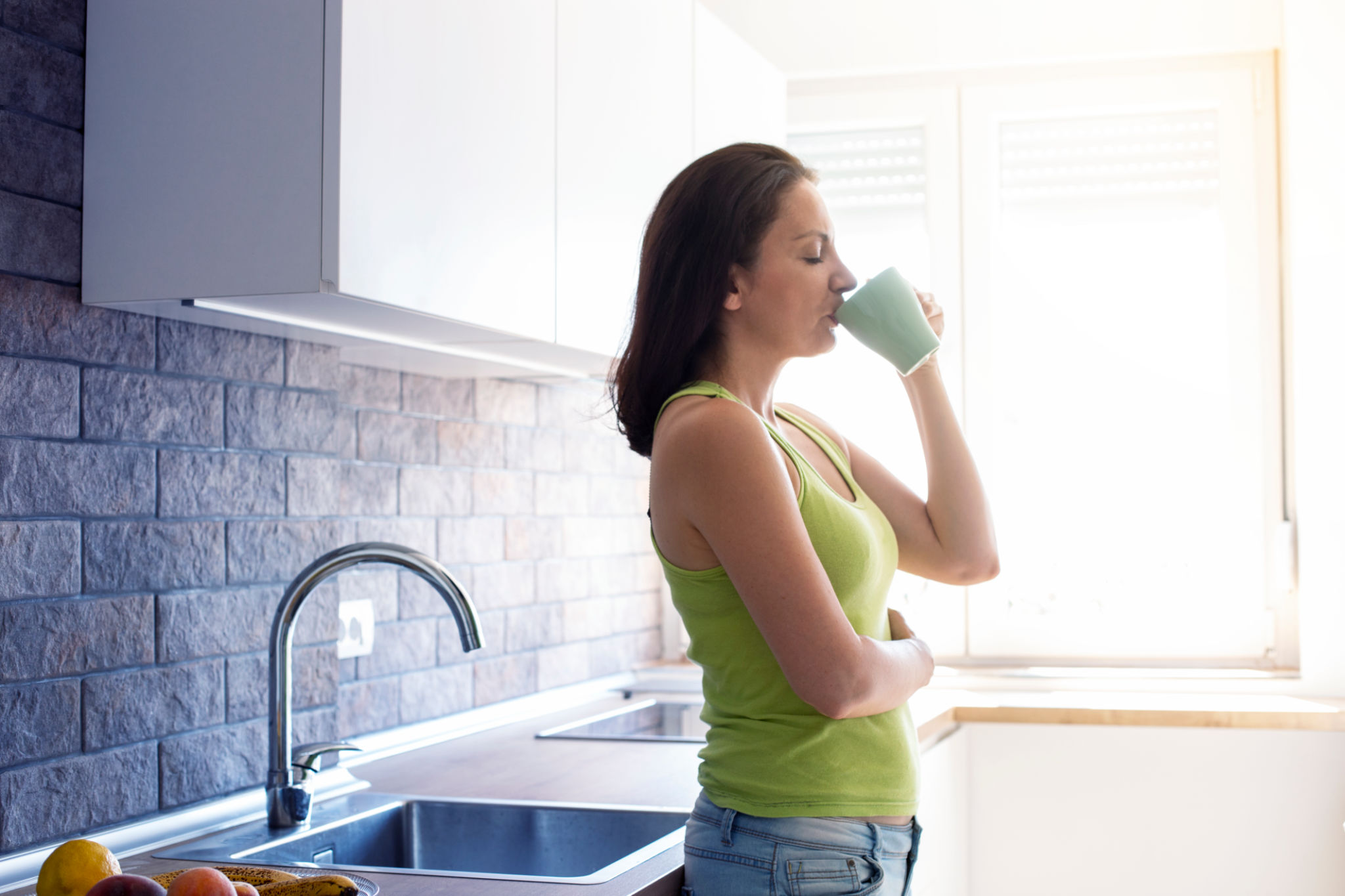 bere caffè appena sveglia e gonfiore al mattino