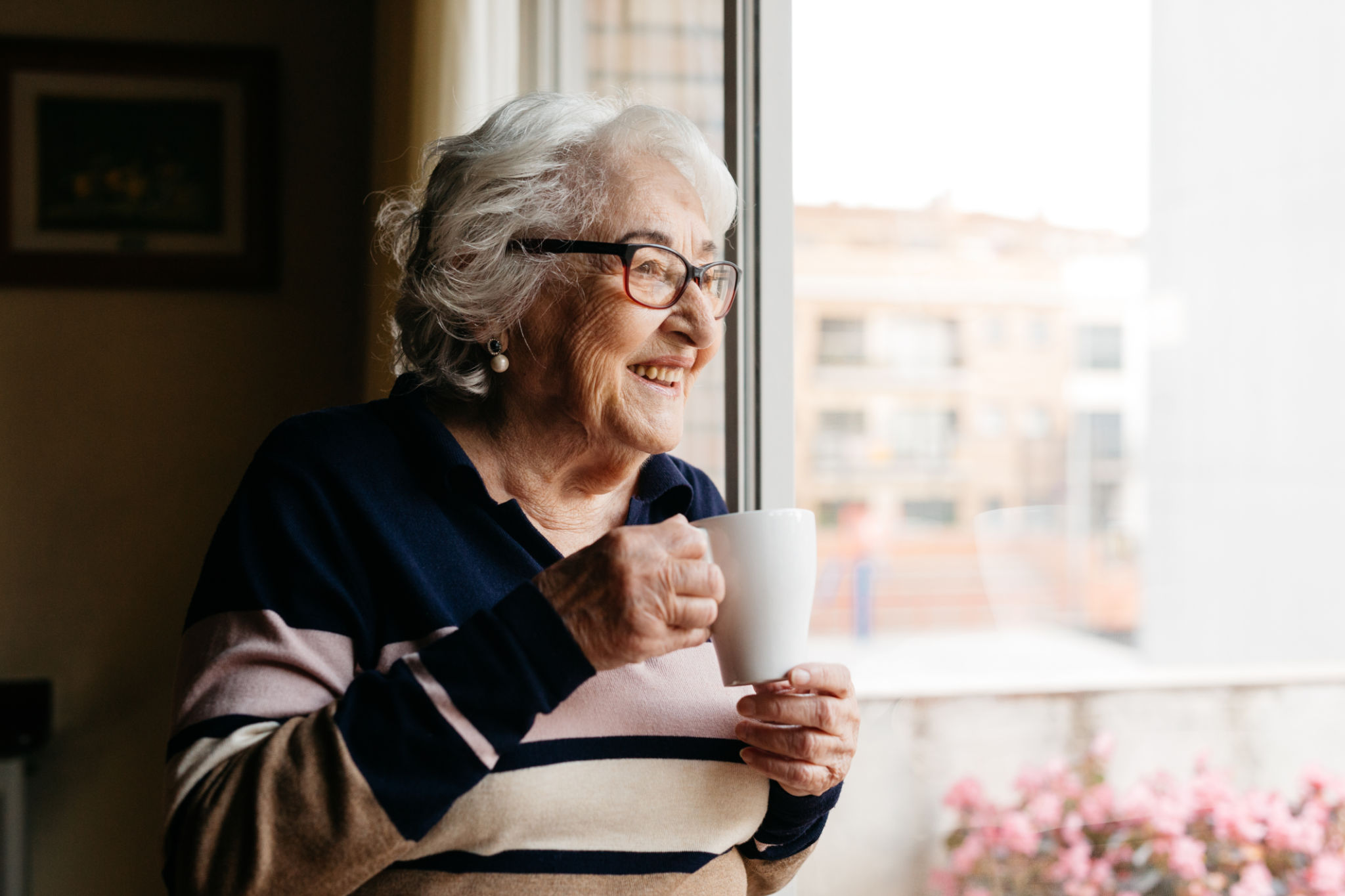 caffè gonfia a giorni alterni con donna al mattino e tazza di caffè