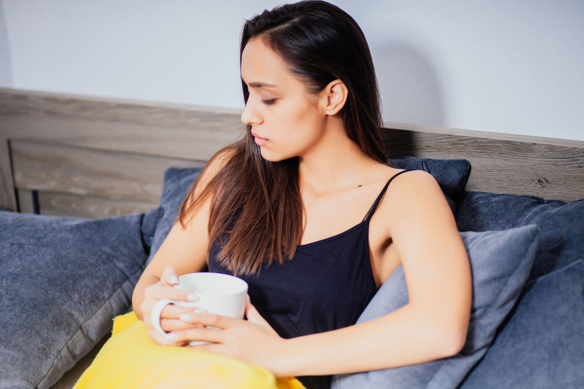 caffè mi gonfia alcuni giorni con donna che beve caffè