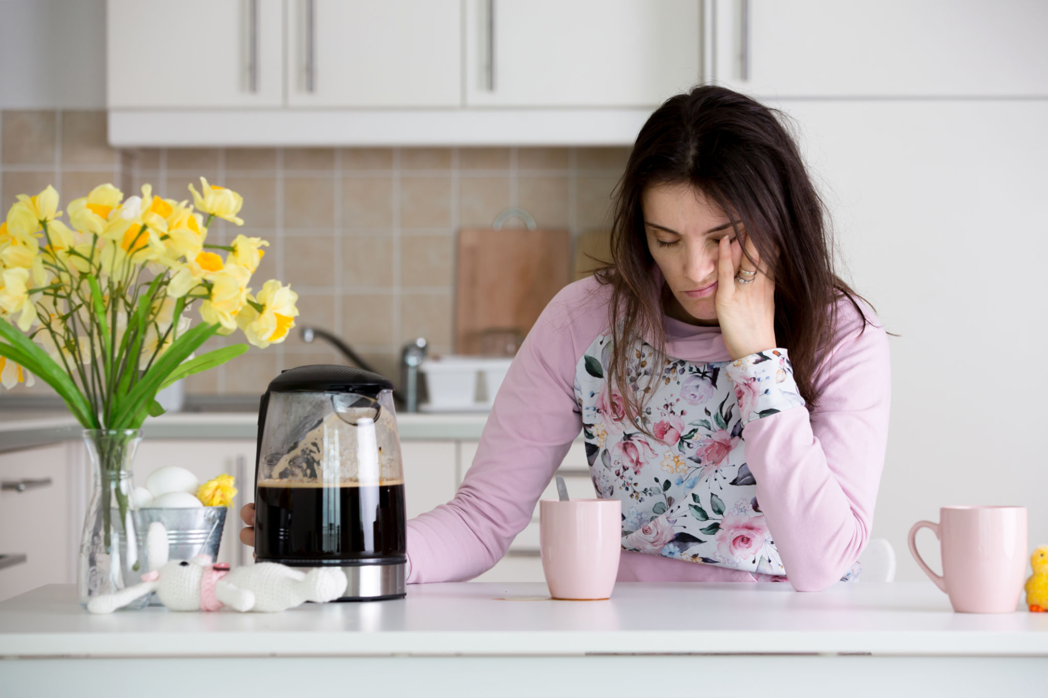 caffè dopo colazione gonfiore con donna rilassata al tavolo