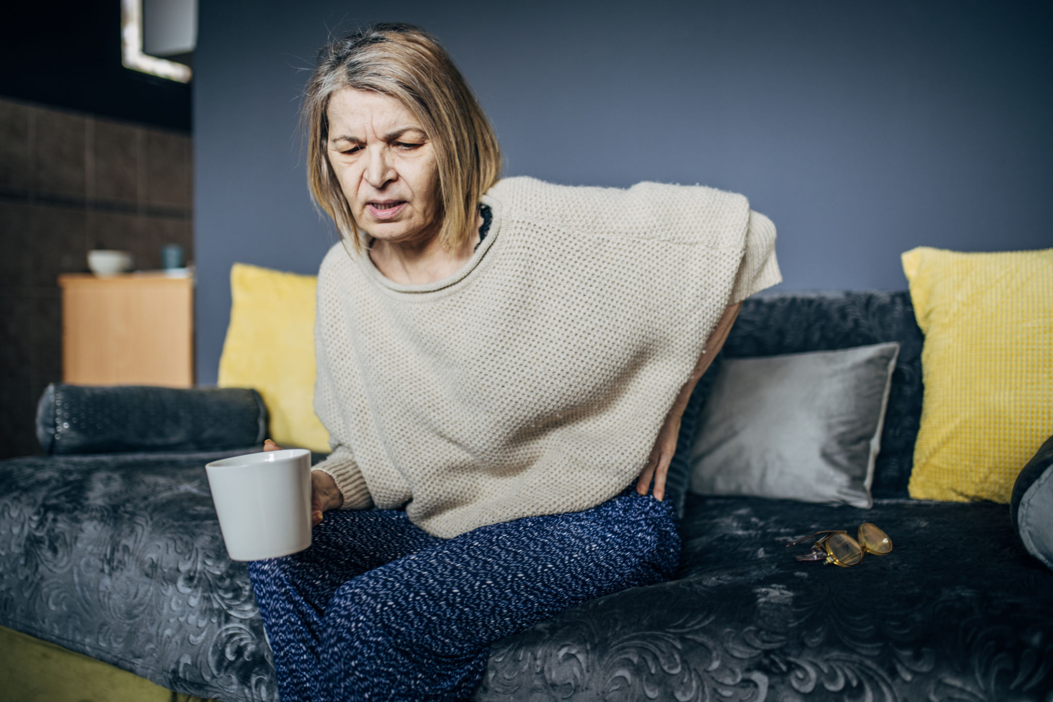 caffè prima di colazione gonfiore con donna che avverte tensione addominale