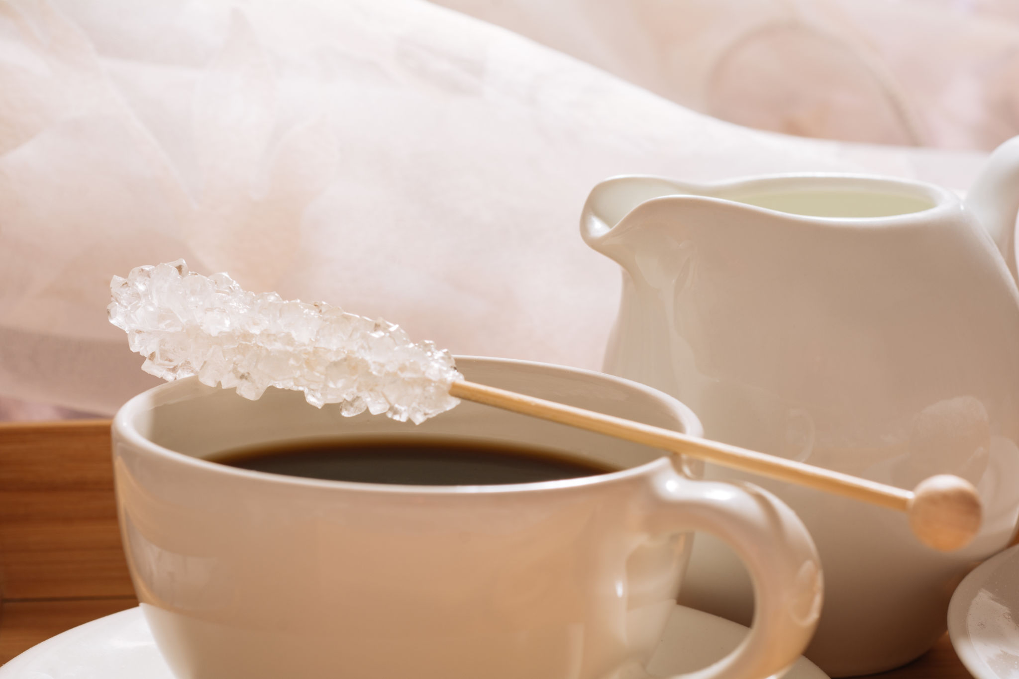 caffè gonfia a giorni alterni con donna che beve caffè