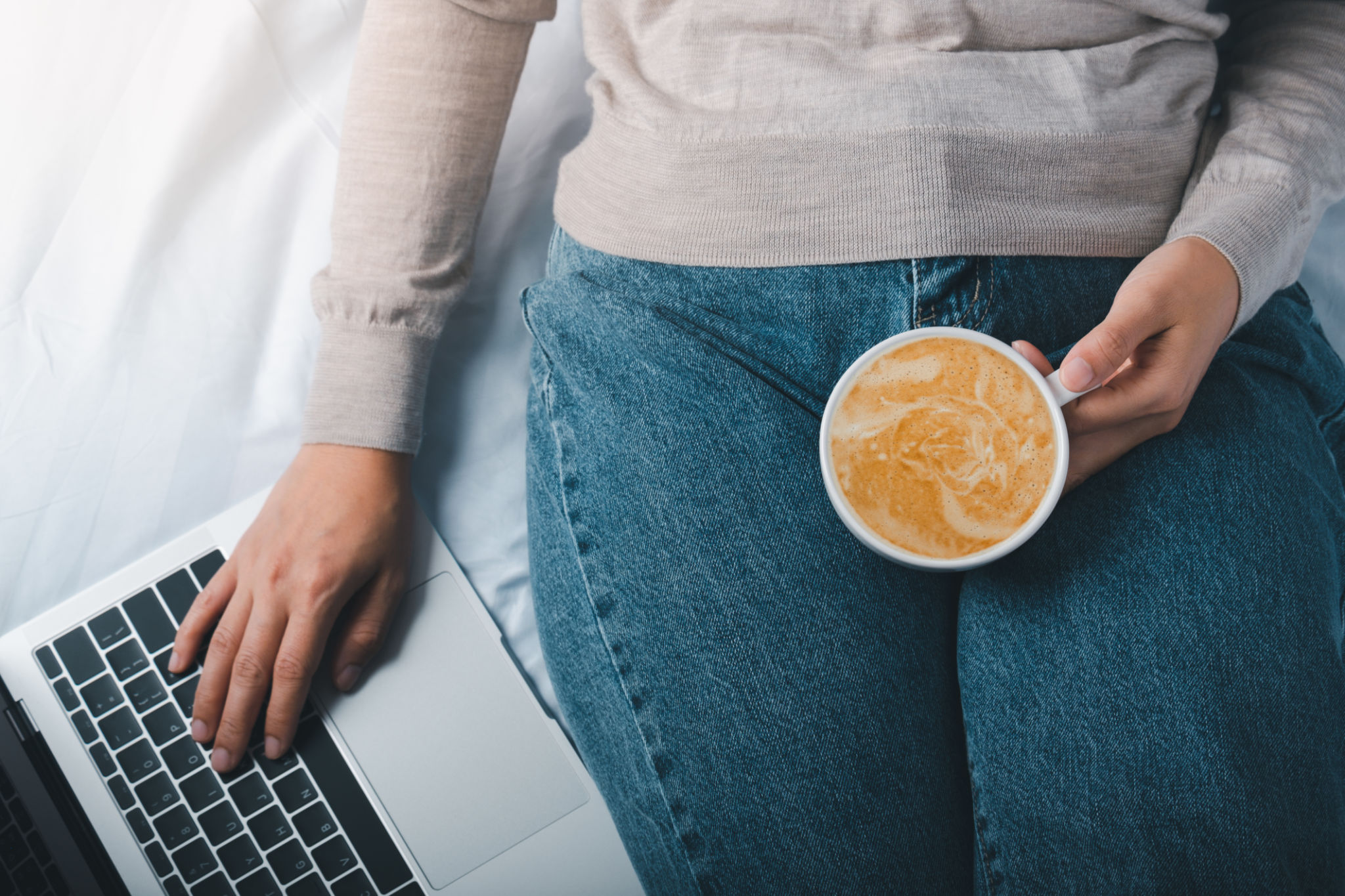 cappuccino pancia gonfia al mattino con donna che avverte pancia tesa dopo la colazione