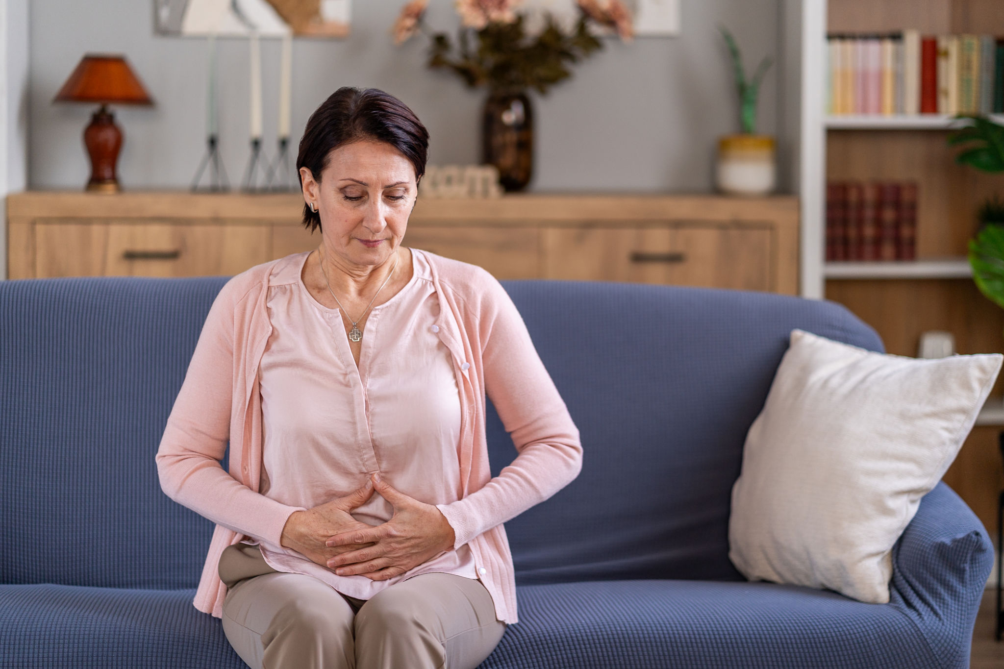 gonfiore al mattino con rigidità addominale in donna adulta