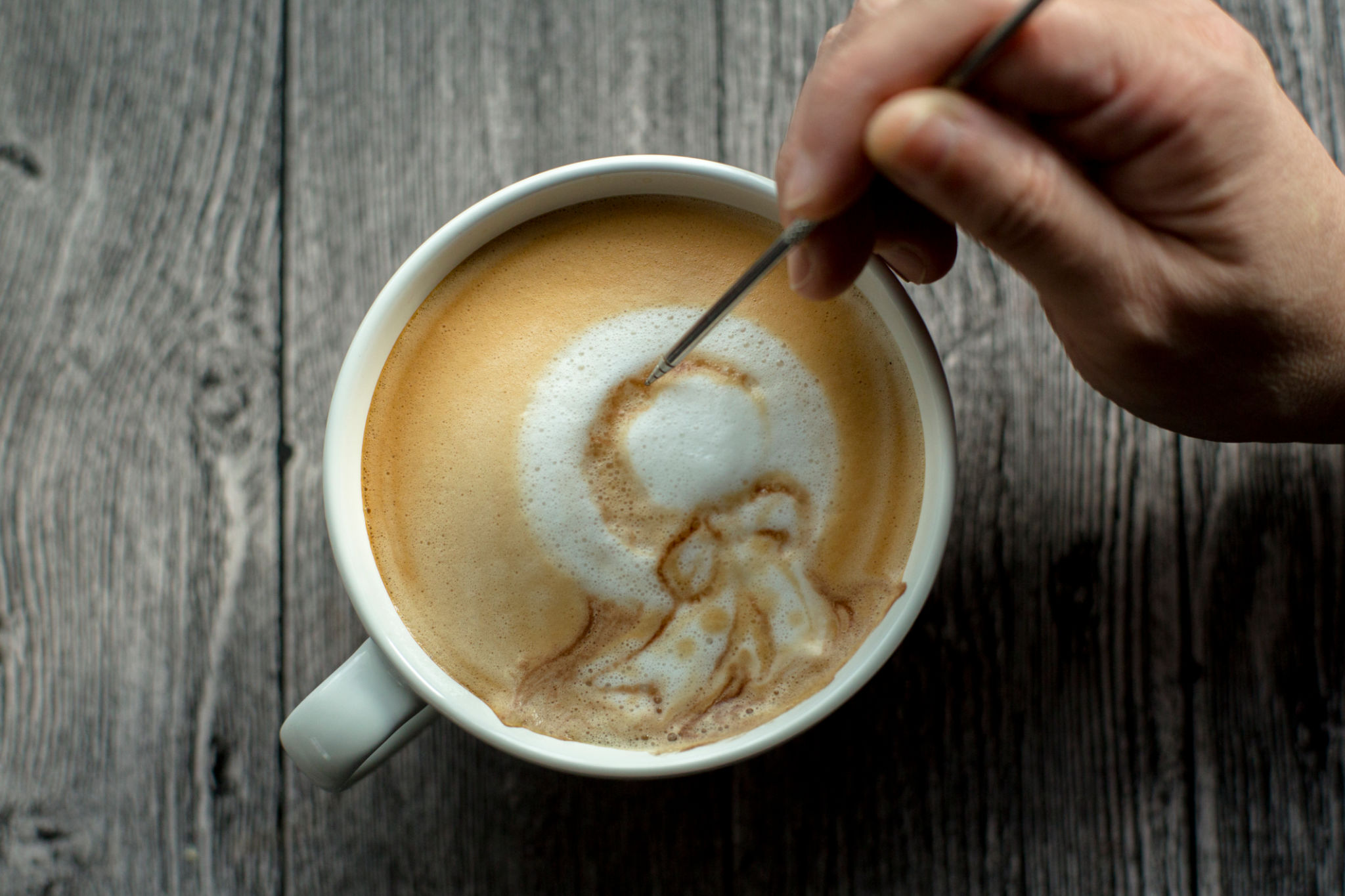 cappuccino pancia gonfia per schiuma e aria incorporata nello stomaco