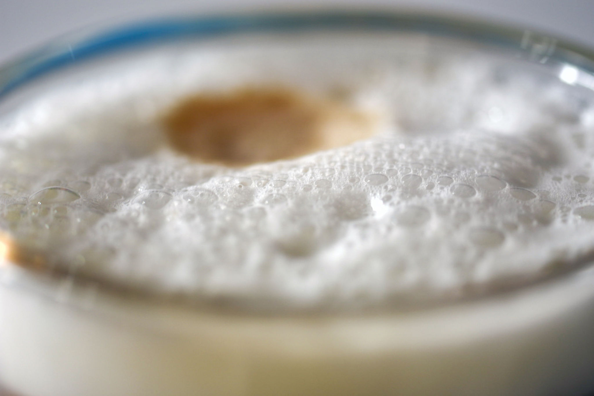 schiuma del cappuccino gonfia con tazza e schiuma alta che può aumentare la sensazione di gonfiore