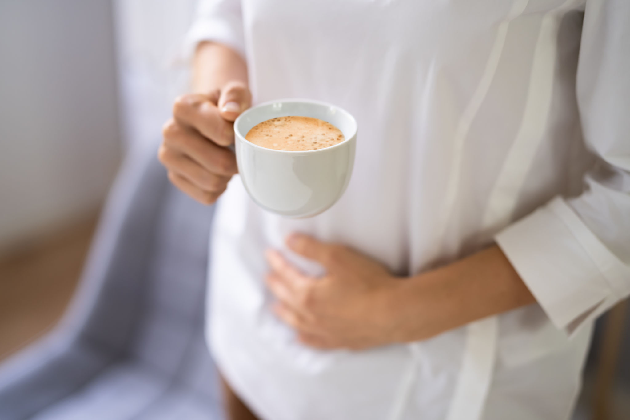 schiuma del cappuccino gonfia con donna che avverte pancia tesa dopo colazione