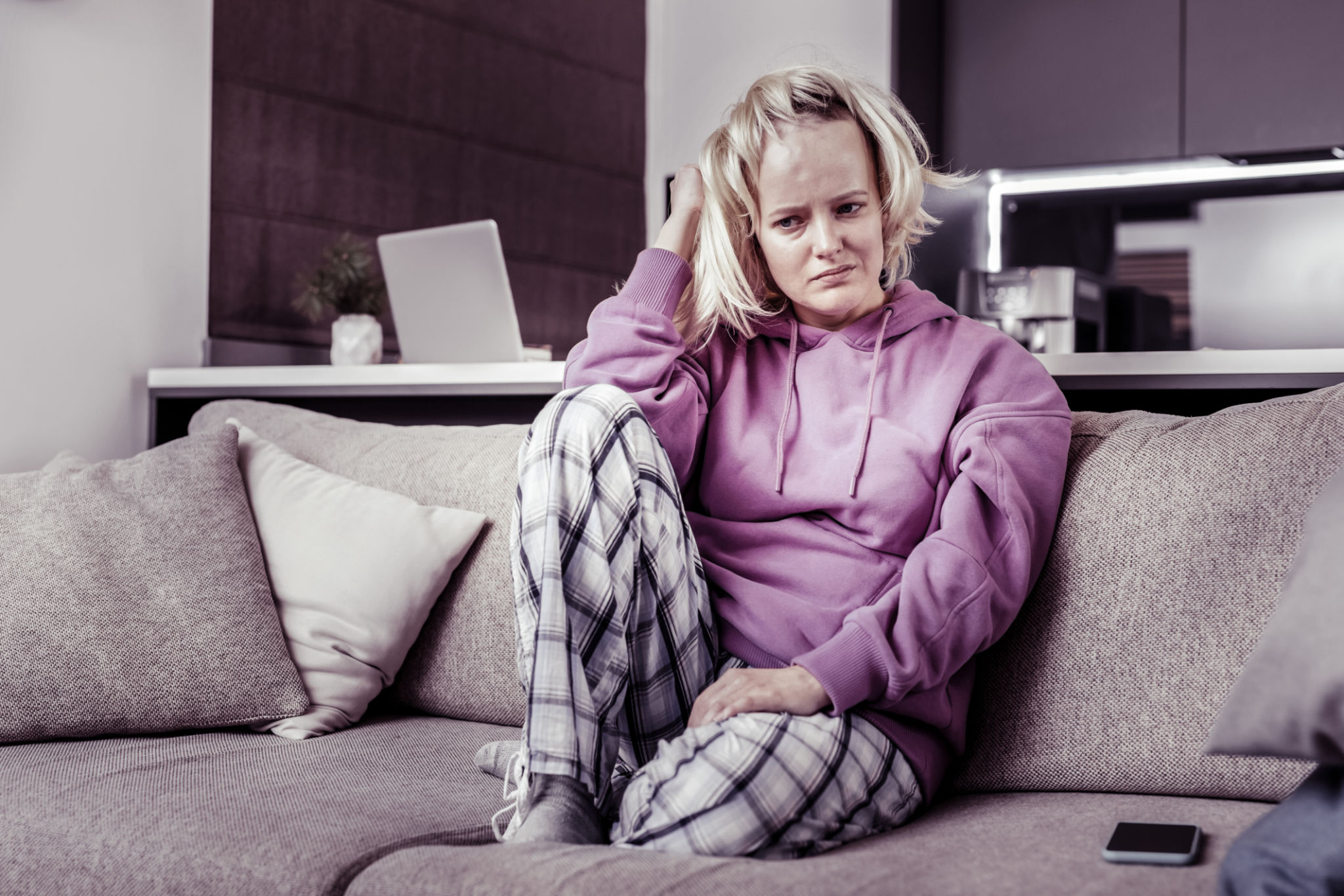 gonfiore dopo caffè con donna che osserva la pancia seduta