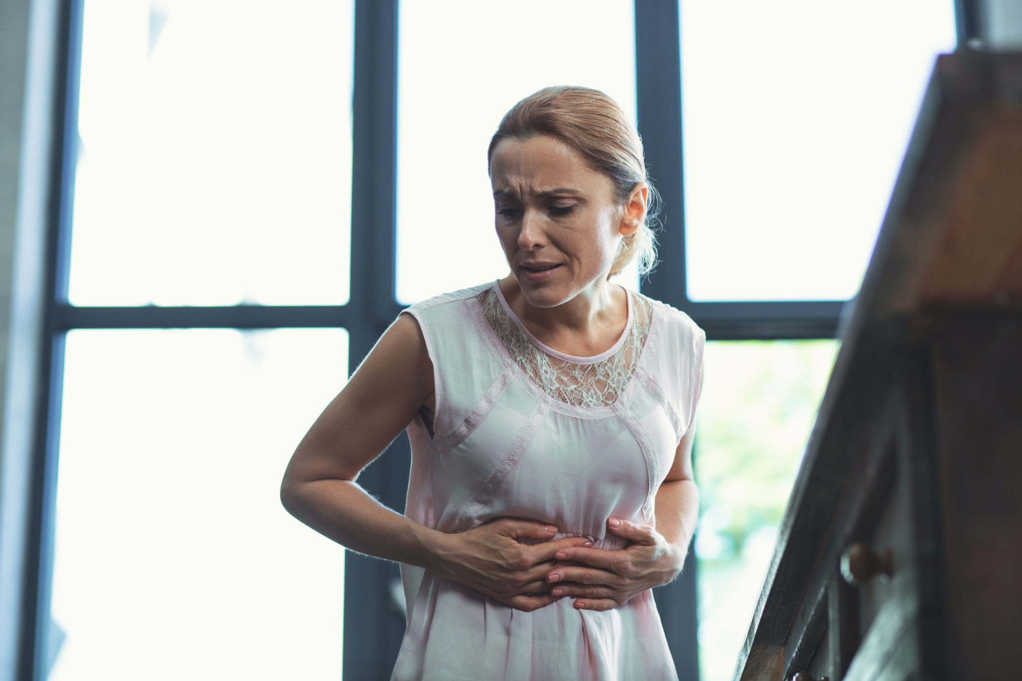 caffè e gonfiore addominale al mattino con donna seduta