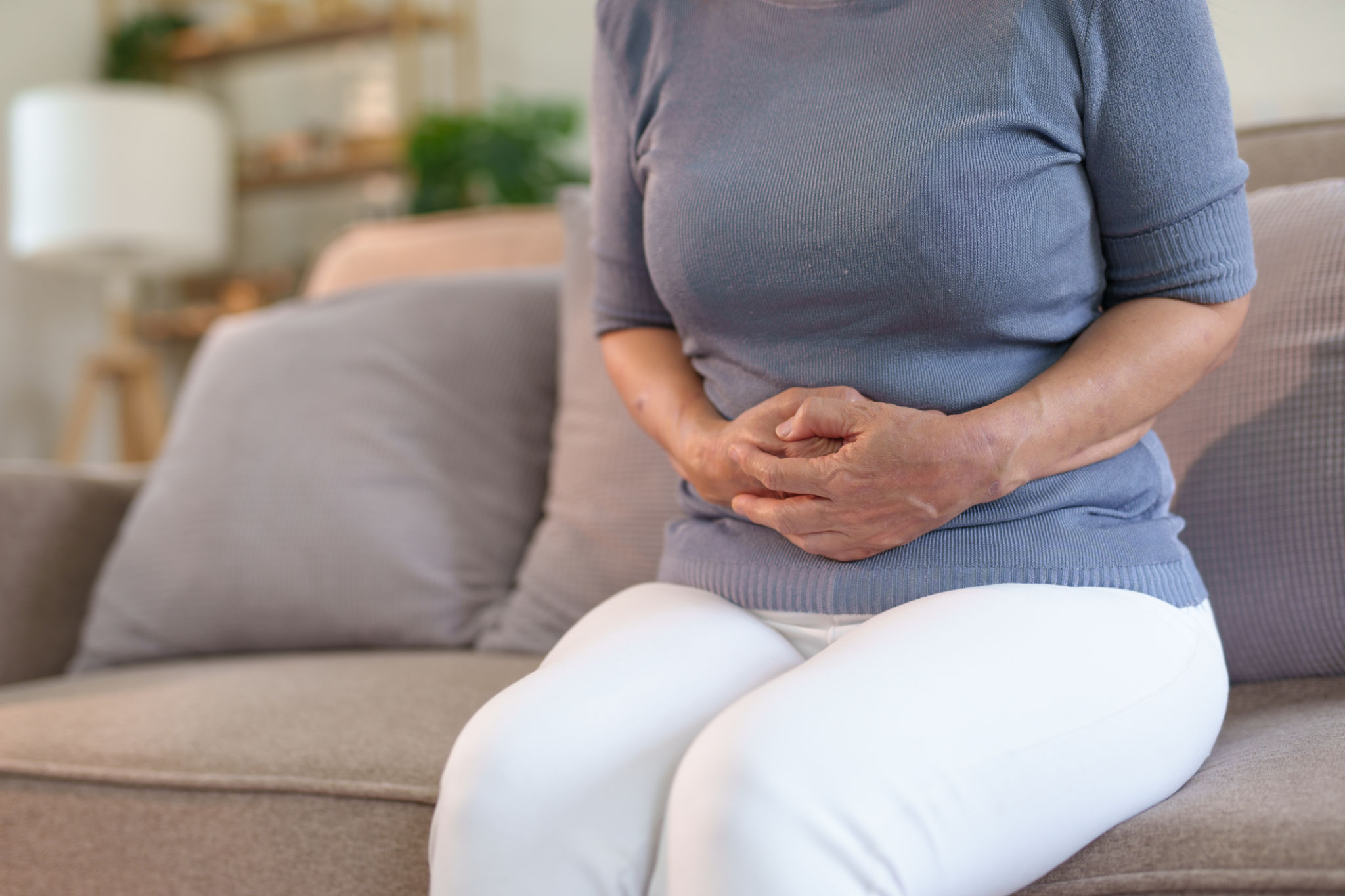 menopausa addome gonfio con donna che avverte tensione addominale in casa