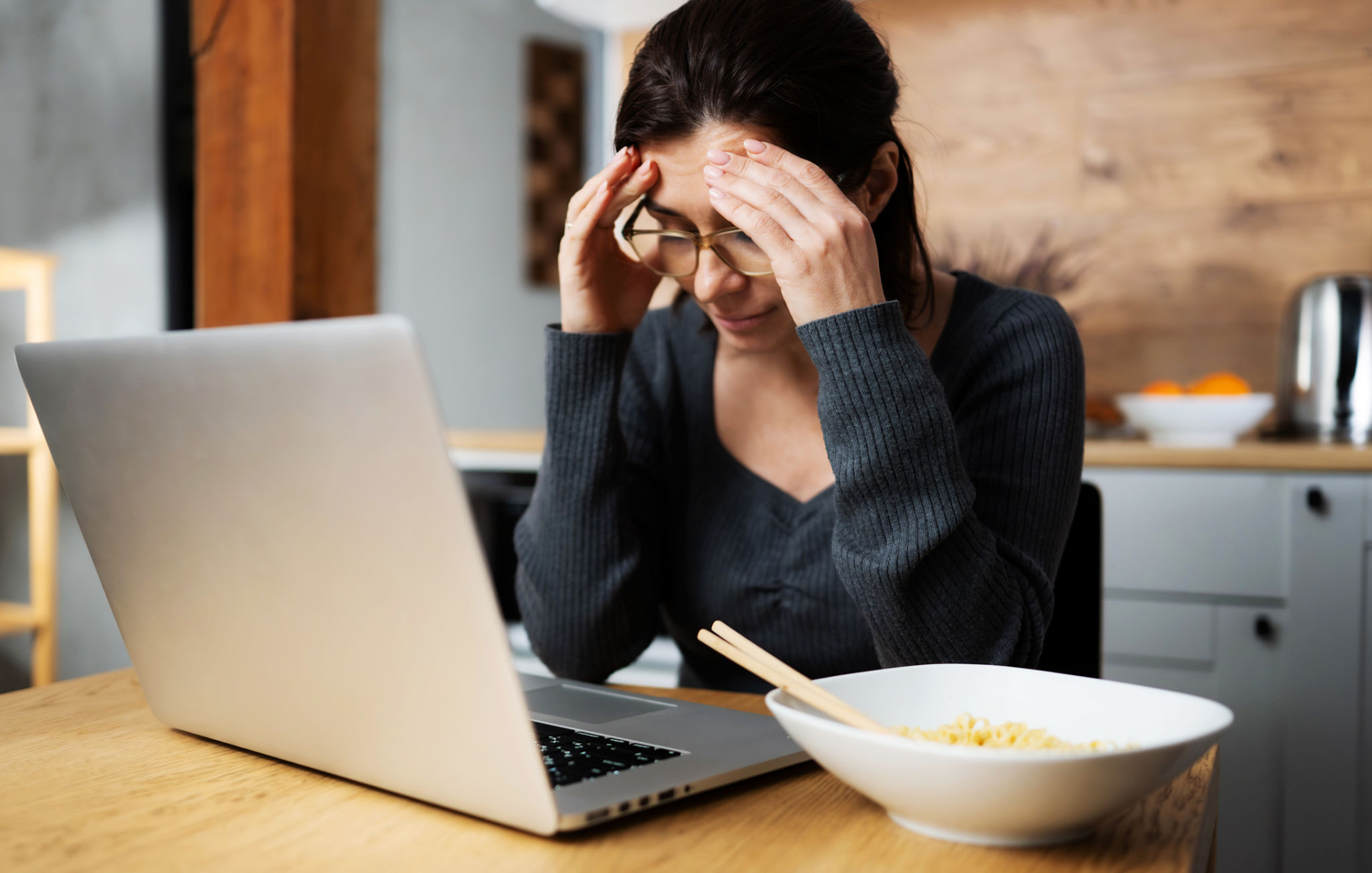 errori pancia gonfia menopausa donna stressata in cucina