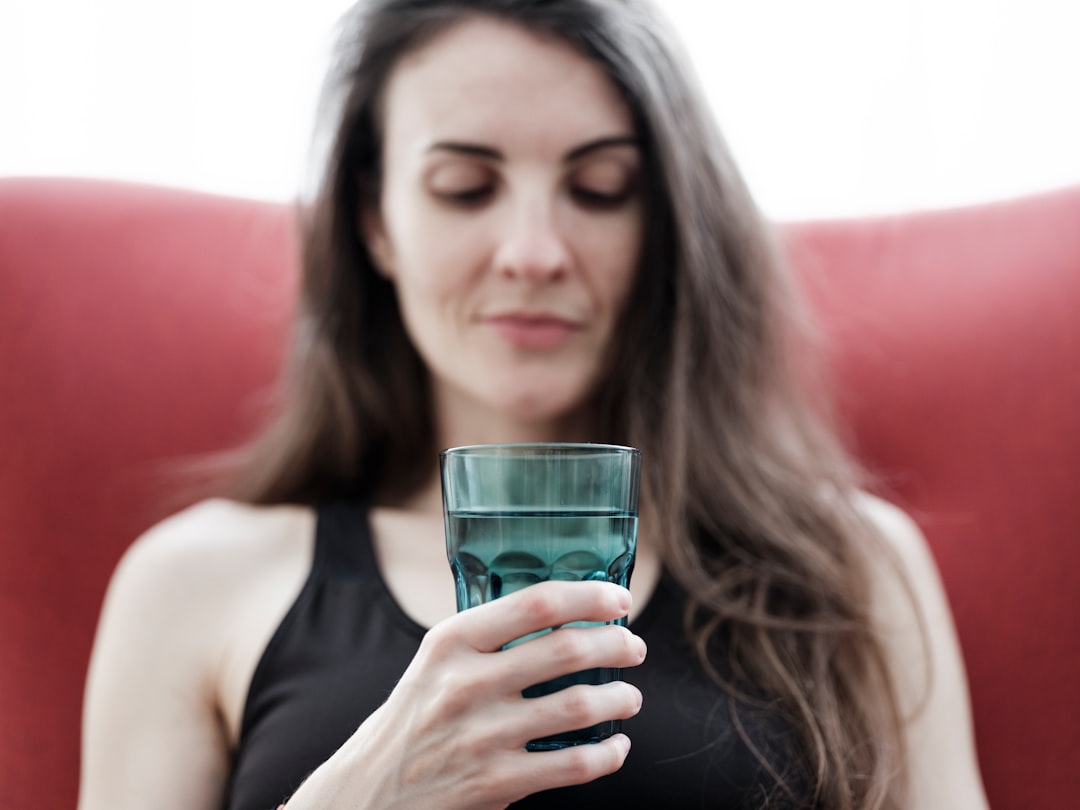 bere poca acqua errore gonfiore addominale donne over 40