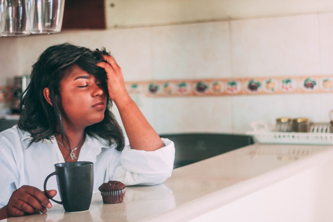 caffè cortisolo gonfiore mattino donna al risveglio
