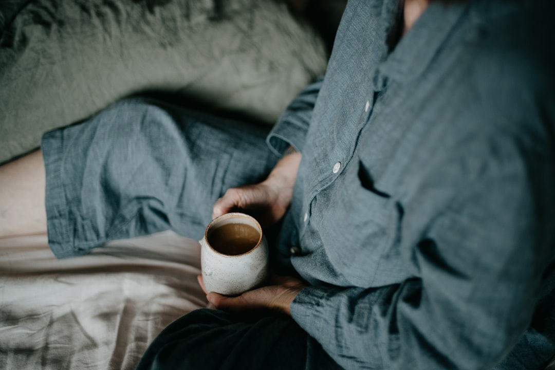 mattina tesa caffè gonfiore addominale