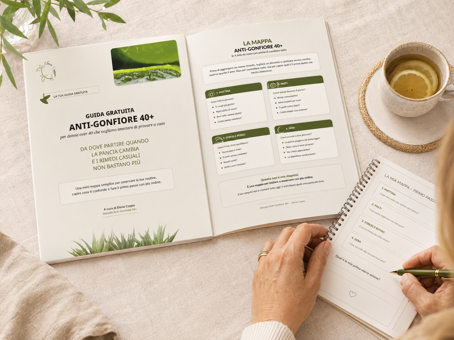Mockup della guida gratuita Anti-Gonfiore 40+ con mappa della routine, checklist, tazza e penna