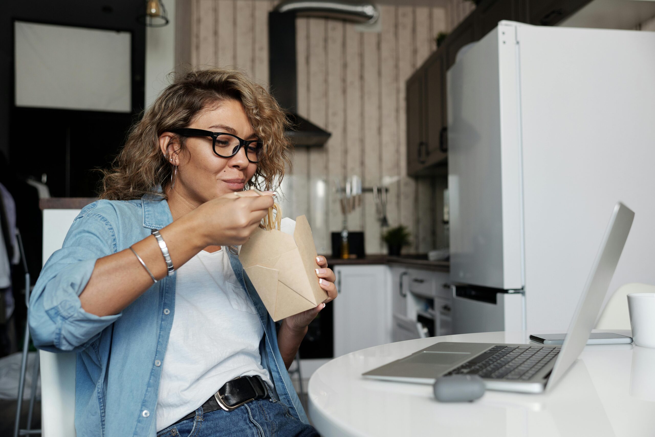 saltare i pasti mangiare in fretta e pancia gonfia